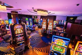 mmrjl Slots ဂိမ်းမျိုးစုံ စင်ပေါ်မှ ဆုငွေ ဖြင့် ပျော်ရွှင်နေသော မြန်မာ ကစားသမား